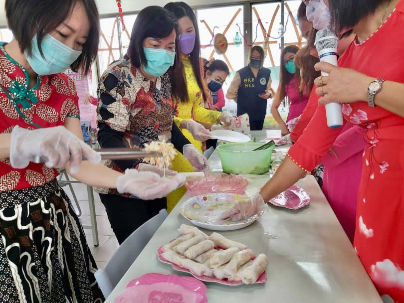 枋山鄉新住民關懷協會總幹事黎釗蓉展示越南年菜炸春捲。（圖／翻攝畫面）