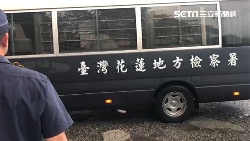 立委傅崐萁今下午提前報到，囚車畫面曝光。