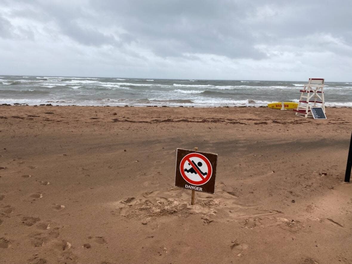 P.E.I. National Park staff issued a warning of high surf conditions Wednesday. (Charlie Ross - image credit)