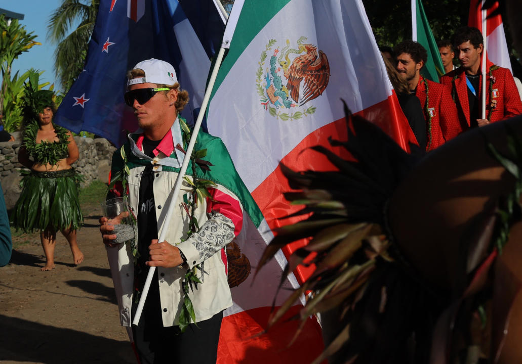 El surfista mexicano Alan Cleland Quiñonez llevando la bandera de México en Tahití (REUTERS/Carlos Barria)