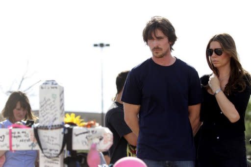 El actor Christian Bale, que interpreta el personaje de Batman, visita un altar en memoria de las víctimas del tiroteo en el cine Century 16 de Aurora, en Colorado (EEUU), el martes 24 de julio. (AFP/GettyImages | Joshua Lott)