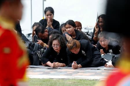 Mourners react as members of Thailand's royal family pass by during the royal cremation procession of late King Bhumibol Adulyadej at the Grand Palace in Bangkok, Thailand, October 26, 2017. REUTERS/Damir Sagolj