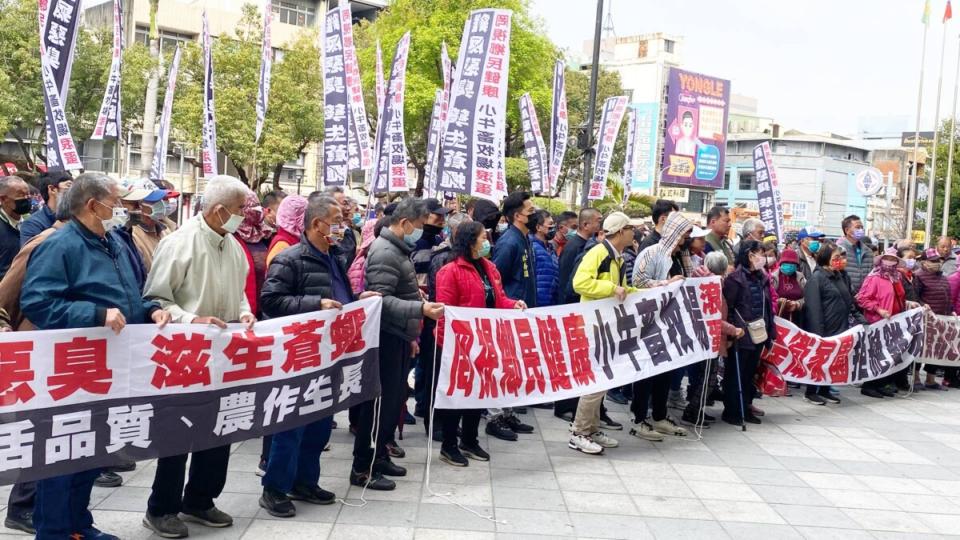 ▲彰化縣芳苑鄉漢寶村民300人今天前往彰化縣政府抗議小牛牧場興建雞舍復養。（記者林明佑攝）