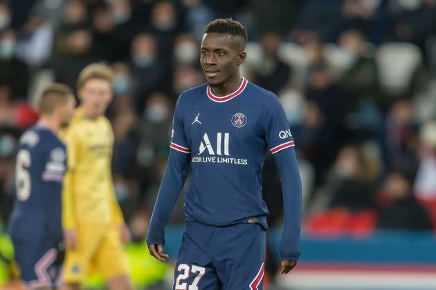 Après qu'il a refusé de porter un maillot floqué aux couleurs du drapeau LGBT, Idrissa Gueye sera-t-il sanctionné par le Paris Saint-Germain? Photo d'archive prise à l'occasion d'un match de Ligue des Champions, le 7 décembre dernier au Parc des Princes. (Photo: Harry Langer / DeFodi Images / Getty Images)