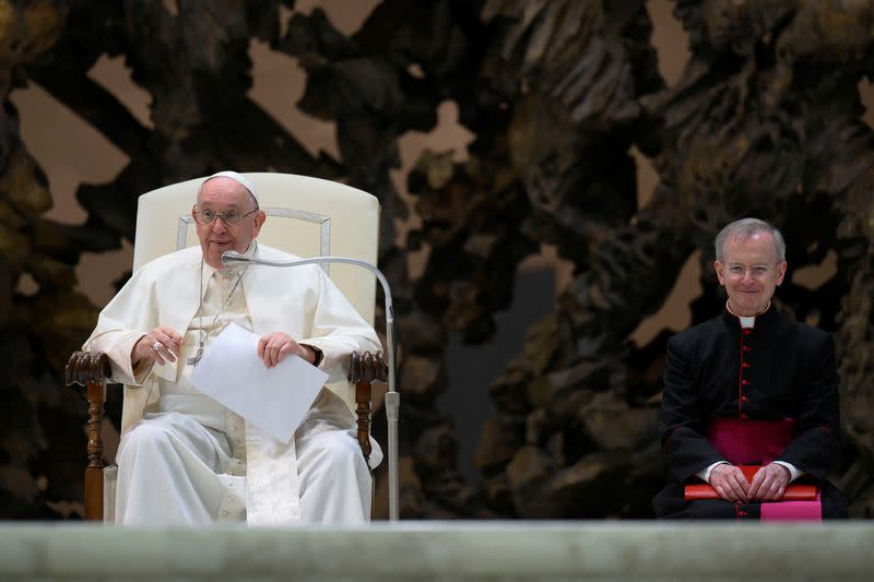 Pope Francis meets with Rho's parishes faithful at Vatican