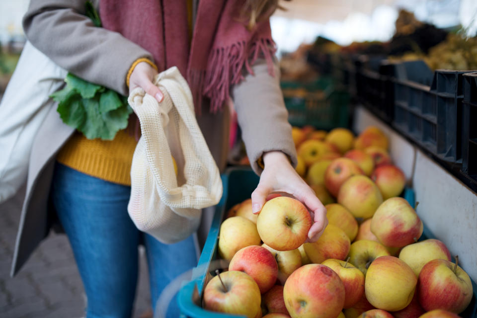 Viele nehmen beim Einkauf schon ihre eigenen wiederverwendbaren Beutel mit, doch man kann auch an anderen Stellen Plastik vermeiden, indem man es schlicht ablehnt (Bild: Getty Images)