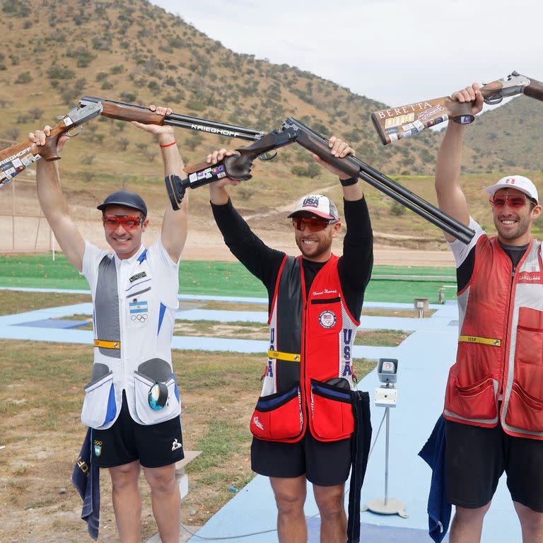 El festejo de Gil, a la izquierda; una cara conocida en el tiro argentino que ahora se reimpusa