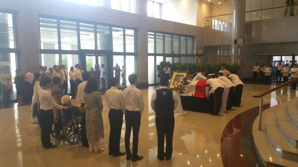 The Coffin Bearer Party, comprising officers from the Army, Navy, Air Force and Police Force, drapes the state flag over S R Nathan’s casket (Photo: Yahoo Newsroom)