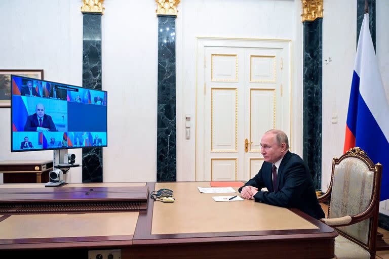 El presidente Vladimir Putin encabezando una reunión del Consejo de Seguridad por videoconferencia en Moscú el viernes. Foto de Alexei Nikolsky