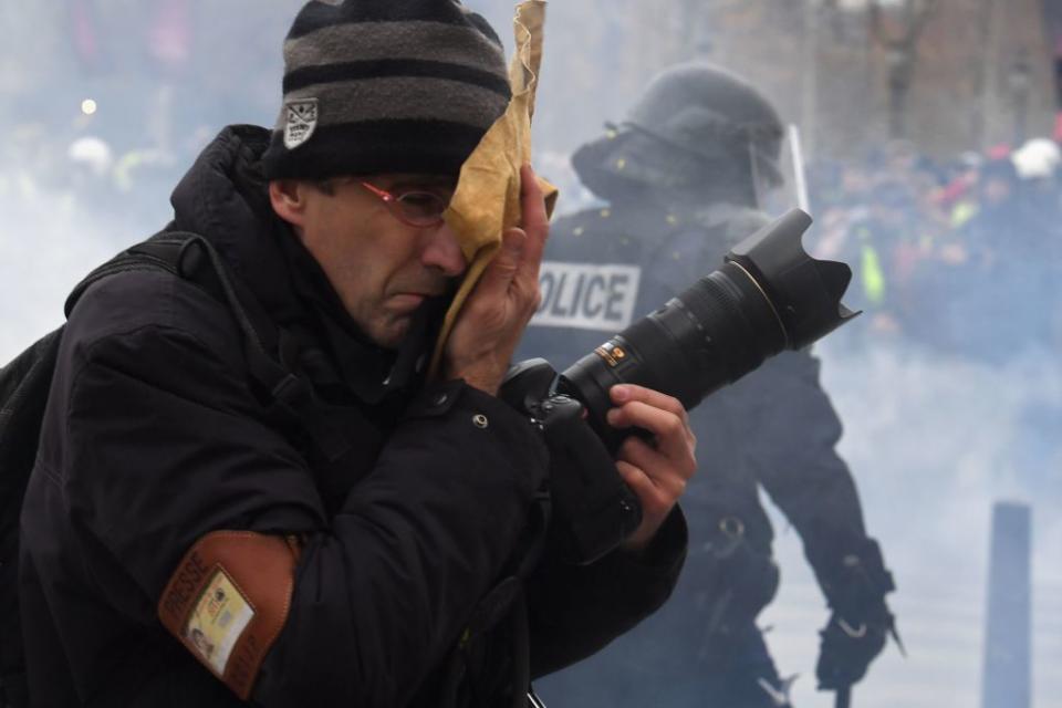 À trois jours de Noël, lors de l’acte 6, la mobilisation marque de nouveau le pas (38 000 manifestants dénombrés par la Place Beauvau). Elle va toutefois peu à peu retrouver son souffle… Et de nouvelles cibles. Dès le samedi suivant en effet, des centaines de gilets jaunes manifestent à proximité des locaux de BFMTV, puis de France Télévisions, conspuant copieusement les "<em>journalistes collabos</em>". À Bordeaux, plusieurs d’entre eux sont pris à partie par des manifestants.