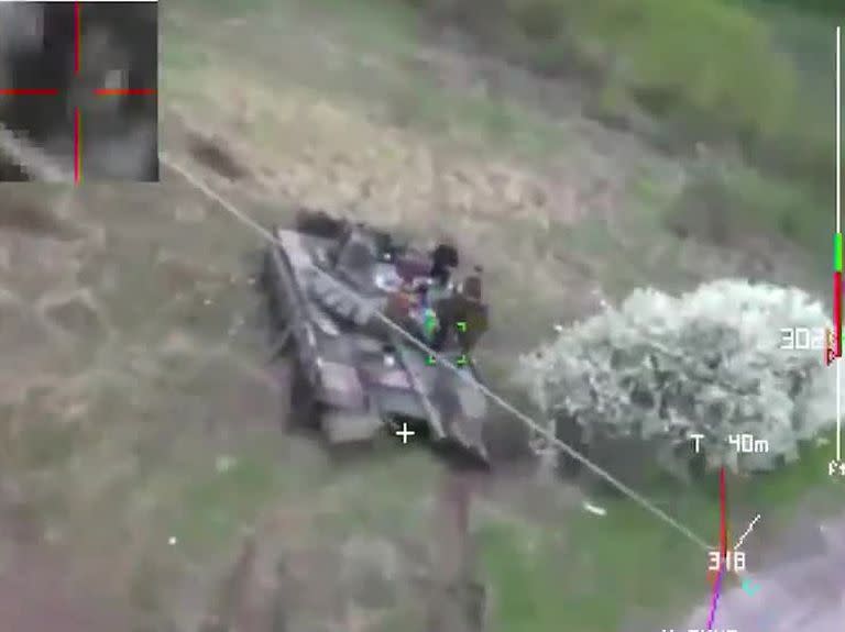 Un dron destruyó a un tanque ruso y asesinó a soldados que estaban haciendo un picnic