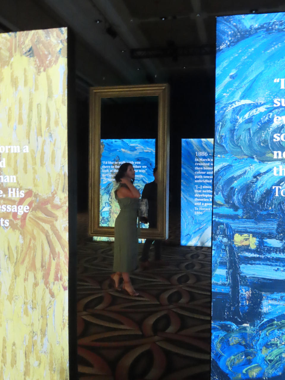 Una espectadora camina entre pinturas digitalizadas durante una muestra preliminar de la exposición "Beyond Van Gogh" en el casino Hard Rock de Atlantic City, Nueva Jersey, el jueves 7 de julio de 2022. Algunos casinos están utilizando exposiciones de arte para atraer nuevos clientes que quizás de lo contrario no visitarían una sala de juego. (Foto AP/Wayne Parry)