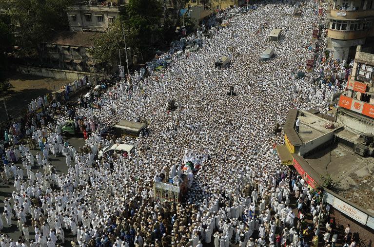 Indian Bohra Muslims take part in the funeral procession of their spiritual leader Syedna Mohammed Burhanuddin in Mumbai on January 18, 2014