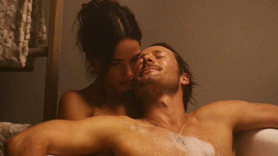 Adria Arjona and Glen Powell in 'Hit Man'