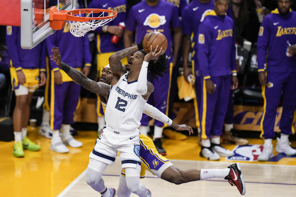 ' Ja Morant (12) de los Grizzlies de Memphis penetra hacia la canasta en la serie de la primera ronda de los playoffs contra los Lakers de Los Ángeles, el viernes 28 de abril de 2023. (AP Foto/Jae C. Hong)