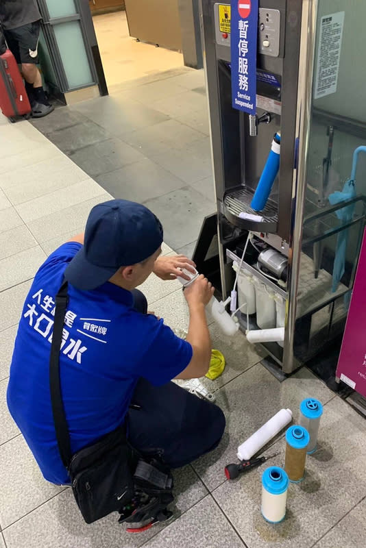 桃捷：廠商保養取樣有瑕疵  飲水機已換濾心 桃園大眾捷運公司11日表示，接獲民眾檢舉，機捷飲 水機保養廠商在水質取樣過程有瑕疵，桃捷公司隨即 進行後續補救措施，由環保局協助抽驗水質，也委由 公正第三方進行全面採檢，除了台北車站外，已完成 各車站1台飲水機5道濾心更換。 （桃園大眾捷運公司提供） 中央社記者吳睿騏桃園傳真  113年6月11日 