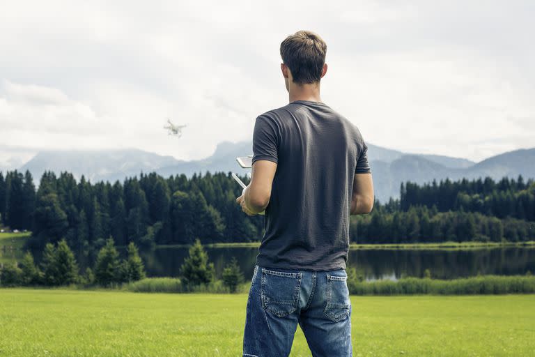 ¿Dónde quedaron las cometas? Frente a las nuevas tecnologías, que fomentan el individualismo, los expertos apuestan por juegos tradicionales como como las cartas, el parchís, el dominó o las canicas.(Foto: Getty)