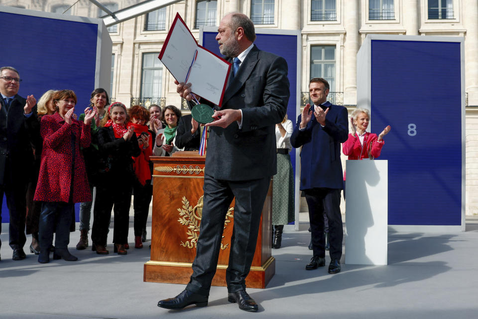 El ministro de Justicia de Francia, Eric Dupond-Moretti, y el presidente del país, Emmanuel Macron (detrás, la la derecha), asisten a la ceremonia para inscribir el derecho al aborto en la Constitución, en el Día Internacional de la Mujer, en París, Francia, el 8 de marzo de 2024. (Gonzalo Fuentes/Pool Foto vía AP)