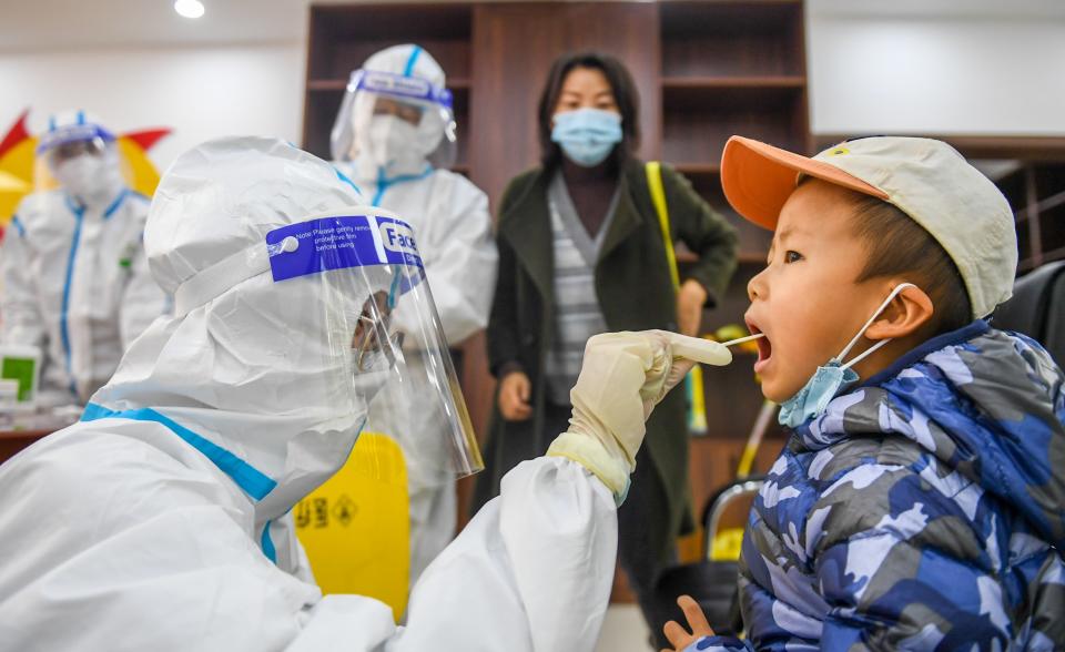 Ein Kind wird in der chinesischen Stadt Hohhot auf Covid-19 getestet.