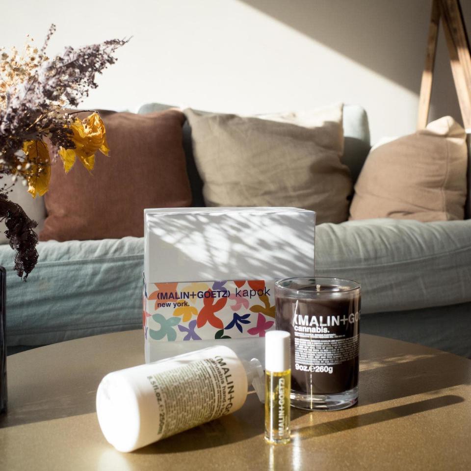 kapok特意跟Malin + Goetz 推出聯乘Gift Set，以品牌著名的Cannabis的產品為主軸，收納香味蠟燭、香油與沐浴液在Gift Set 內，在個人護理與家居層面增添香氣。 （HKD 780)