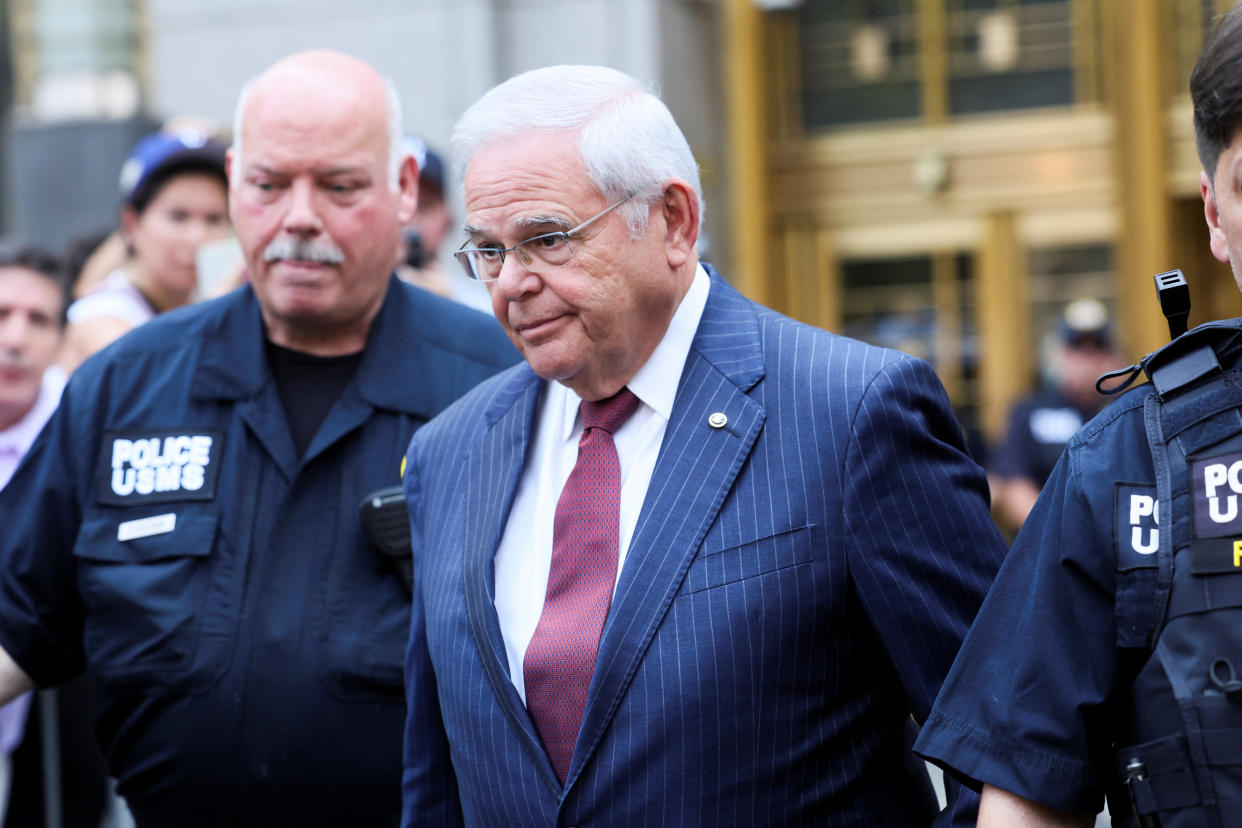 El Senador estadounidense Robert Menéndez después de su juicio por soborno en relación con una supuesta relación corrupta con tres empresarios de Nueva Jersey, en la ciudad de Nueva York, EE.UU., el 16 de julio de 2024. REUTERS/Brendan McDermid