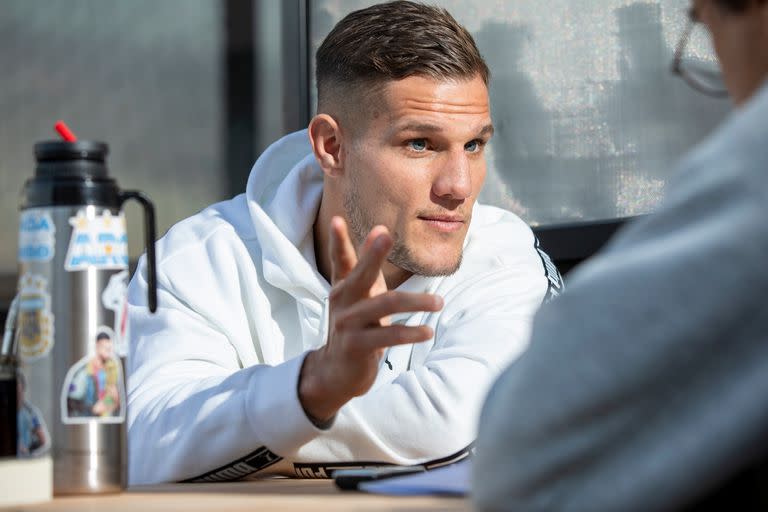 Bruno Zuculini, en plena charla con La Nación, mates de por medio.