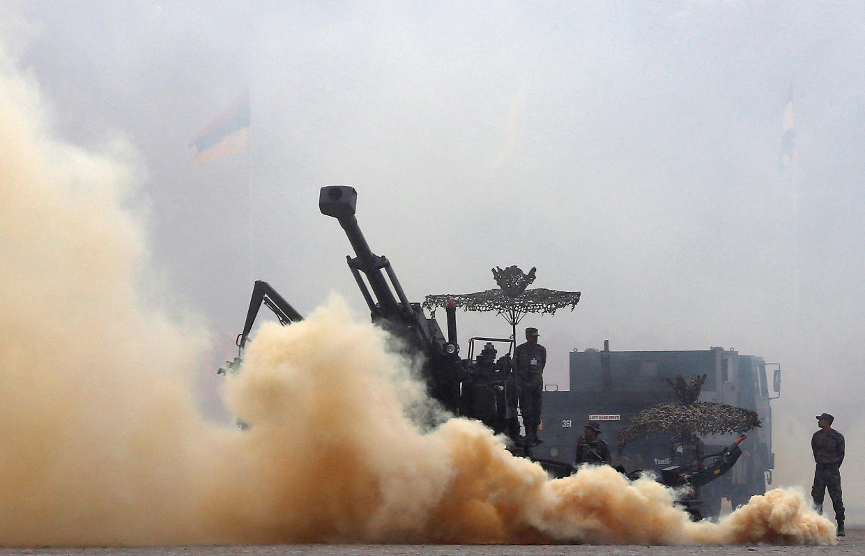 Indian Army soldiers participate in a mock drill exercise during the Army Day parade in New Delhi, India, January 15, 2016. REUTERS/Anindito Mukherjee/File Photo