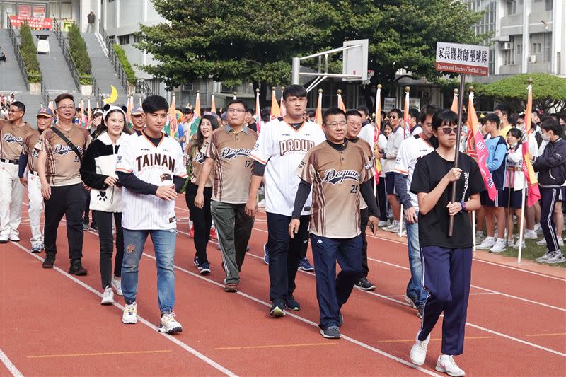 統一總教練林岳平帶領萊恩和陳傑憲、陳韻文參加校園活動。（圖／統一獅提供）