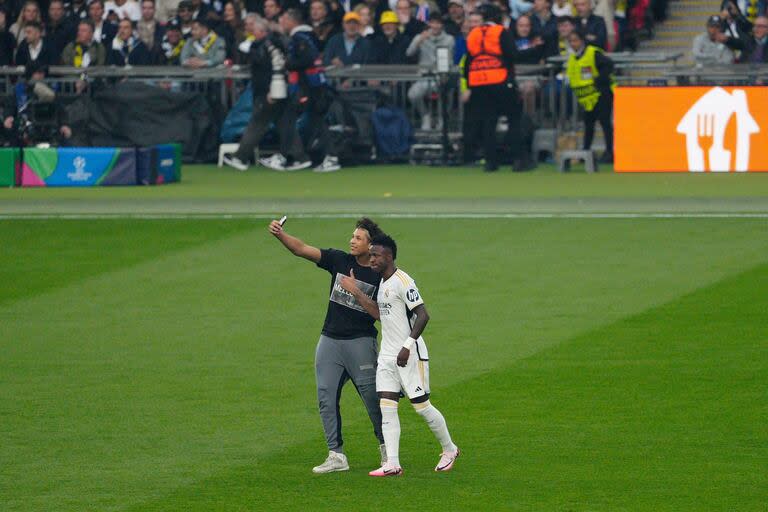 Un joven irrumpió en la cancha y se sacó una foto con Vinicius Junior durante la final de la Champions. (AP Photo/Dave Shopland)