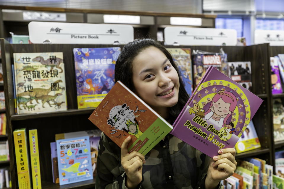 12歲的易昀7月出了兩本新書：中英文插畫小說《寶石包子》The Sparkling Bao與中英文繪本《熊讚牌蜂蜜2.0》Little Bear's Premium Honey。照片／鄭嘉蕙提供