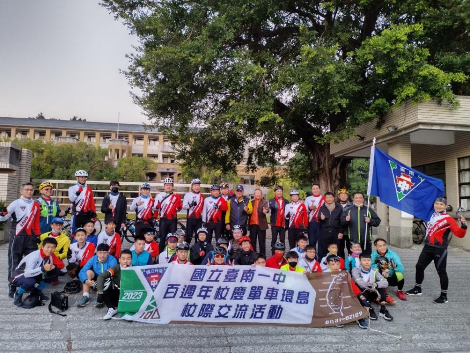 台南一中百年校慶單車環島活動三十一日清晨從校門口集合出發。（台南一中提供）