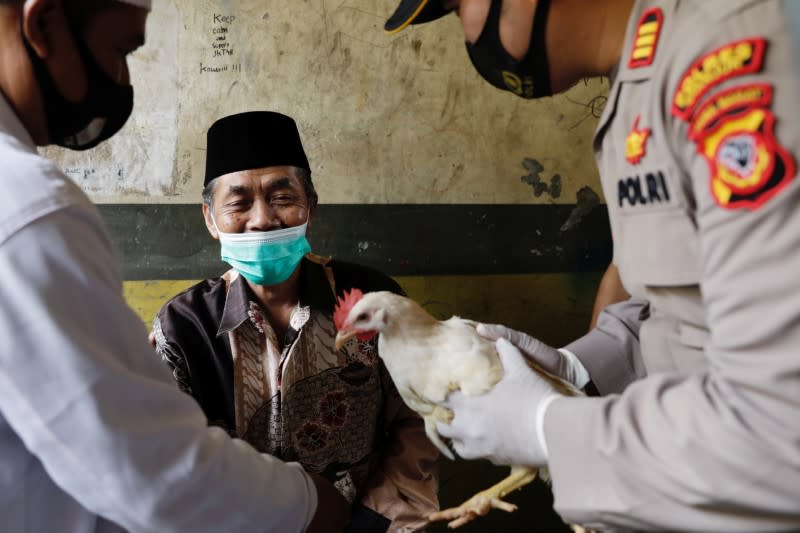 Campaña de vacunación COVID-19 para adultos mayores que ofrece gallinas como premio en la regencia de Cianjur