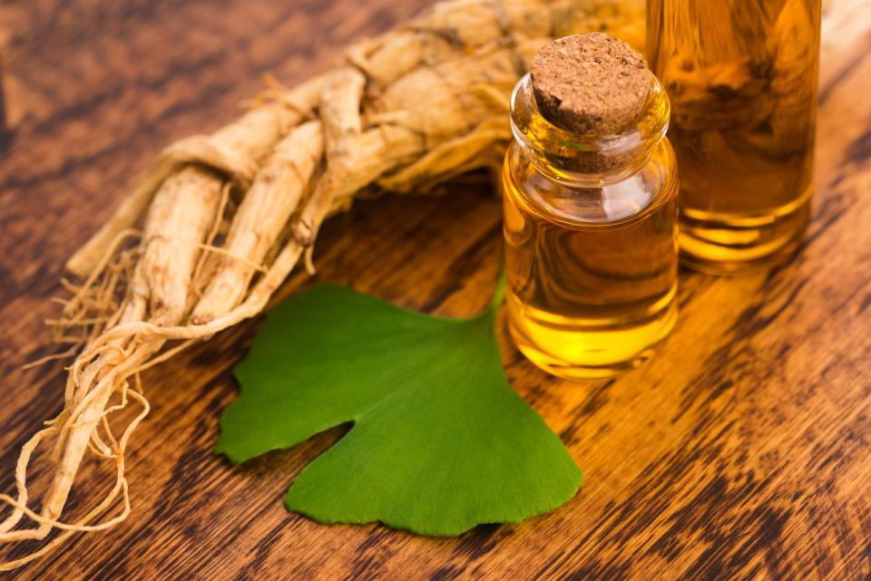 Ginkgo und Gotu Kola sollten ebenfalls in Ihrer Anti-Aging-Pflege stecken: Die Kollagen-Produktion wird gepusht (so bleibt die Haut straff), Falten werden gemindert und die Haut mit Feuchtigkeit versorgt. (Bild: iStock / joannawnuk)