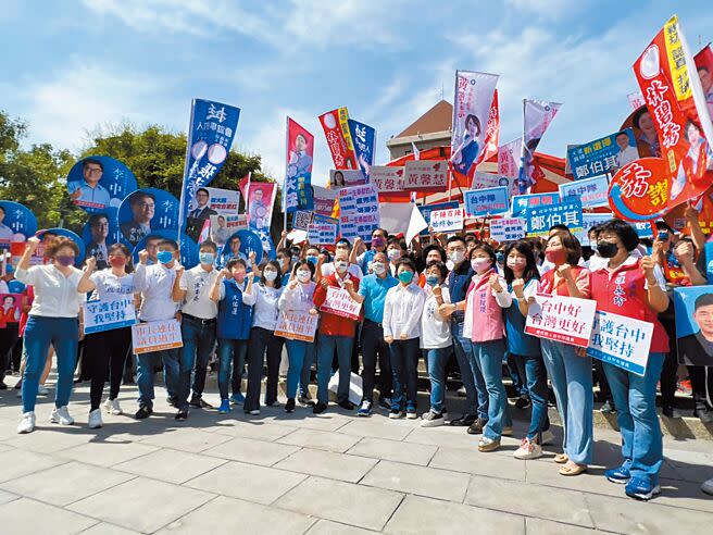 台中市長盧秀燕（前中）1日陪同20多名國民黨議員登記，展現「母雞帶小雞」的團結氣勢。（林欣儀攝）