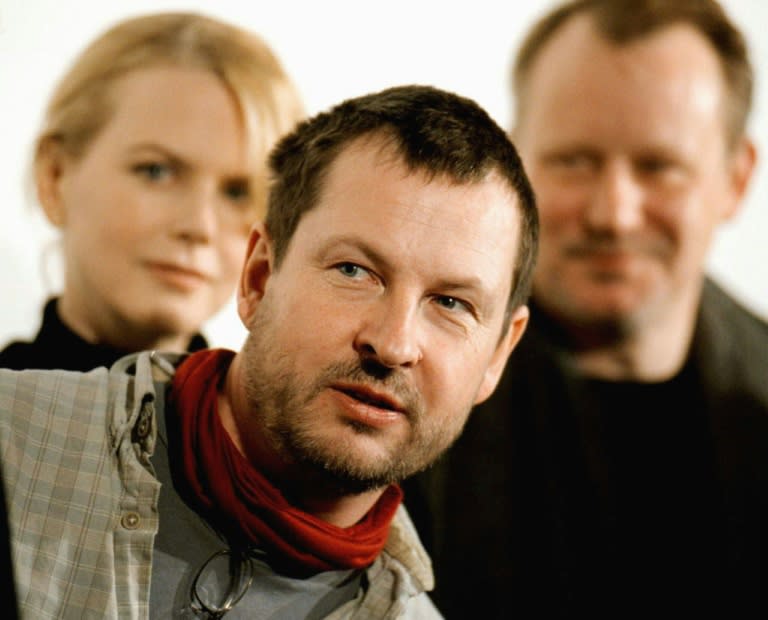 Le réalisateur Lars von Trier, entouré des acteurs de "Dogville", Nicole Kidman et Stellan Skarsgard, lors d'une conférence de presse le 31 janvier 2002 à Trollhättan, en Suède, où a été tourné le film