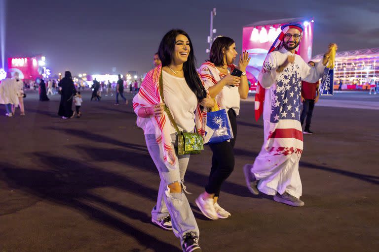 Un aficionado de Estados Unidos con ghutra en el fan zone en la Copa Mundial en Doha, Qatar. (Tasneem Alsultan/The New York Times)