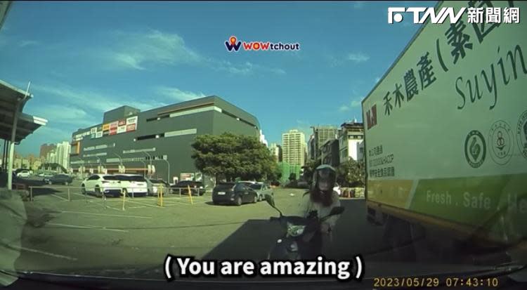 阿伯遭女騎士迎面撞上當下，車內學習英文的廣播突冒出：「You are amazing！」（圖／翻攝自WoWtchout）