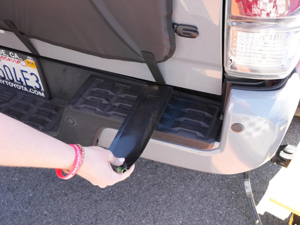 closeup details on saris tailgate pad