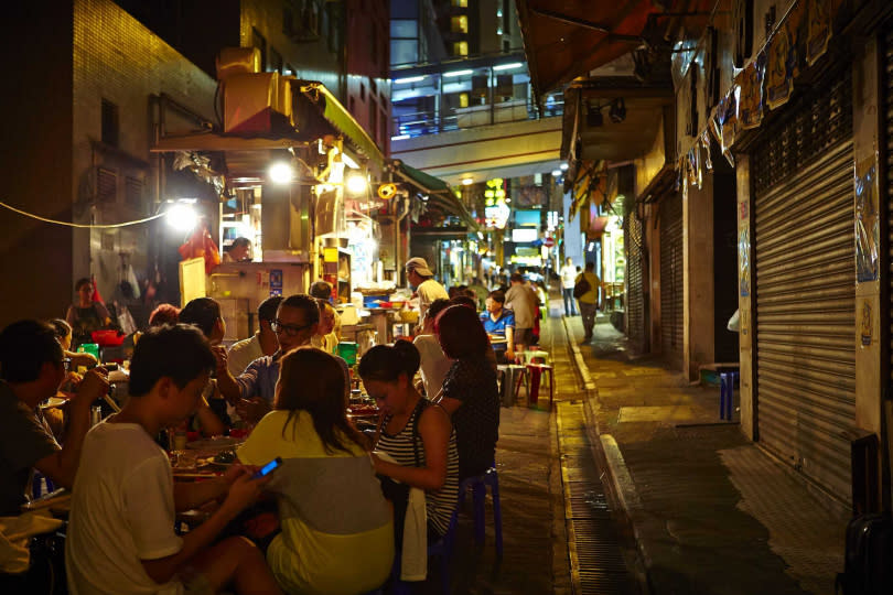 造訪香港一定要走進最具庶民風情的大排檔，嘗嘗小店味道。