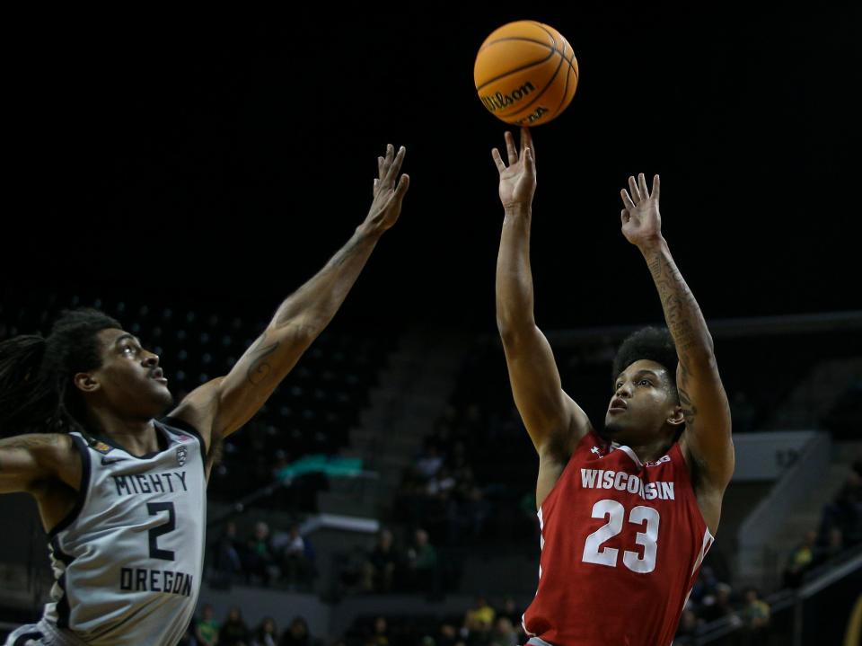 Le garde du Wisconsin Chucky Hepburn tire alors qu'il est couvert par le garde de l'Oregon Tyrone Williams mardi soir à la Matthew Knight Arena d'Eugene, en Oregon.