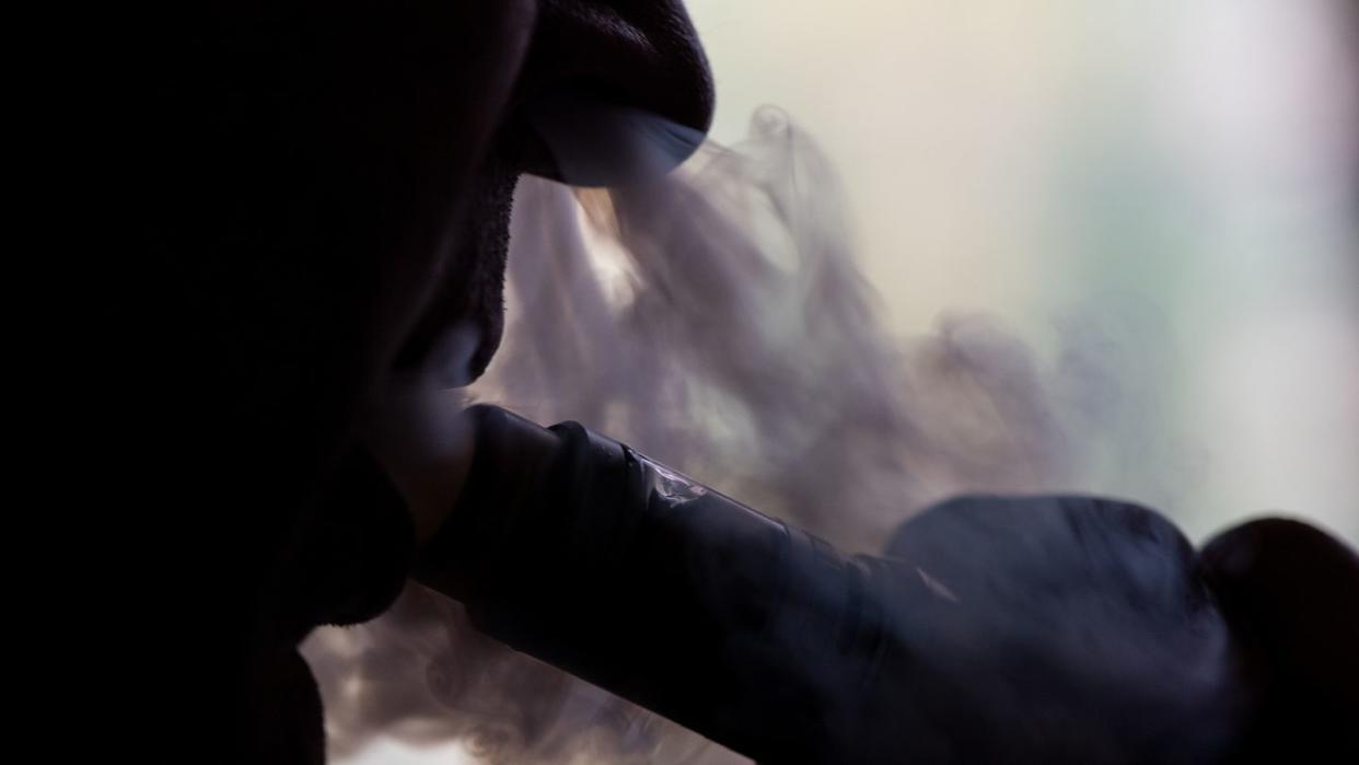 In Zigarettenrauch stecken viele giftige Stoffe. Immerhin: Im Dampf von Vapes sind es weniger. Passiv-Dampfen ist trotzdem nicht harmlos. (Bild: dpa)