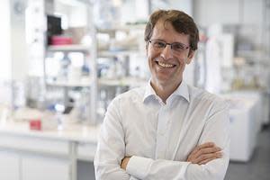 Botond Roska in his laboratory at the Institute of Molecular and Clinical Ophthalmology in Basel (IOB)