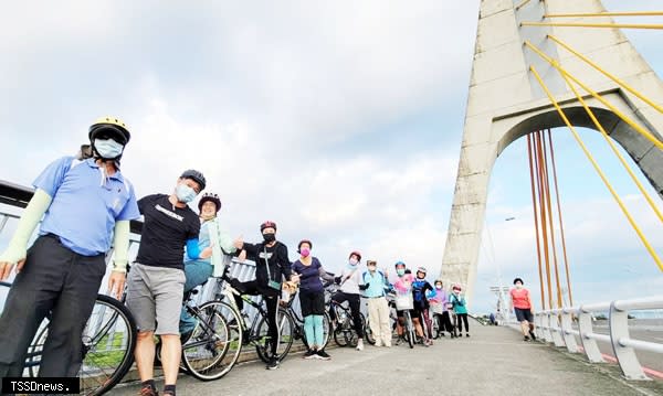 大鵬灣自行車道領騎人員上路服務，將注入更多服務能量。（記者毛莉攝）