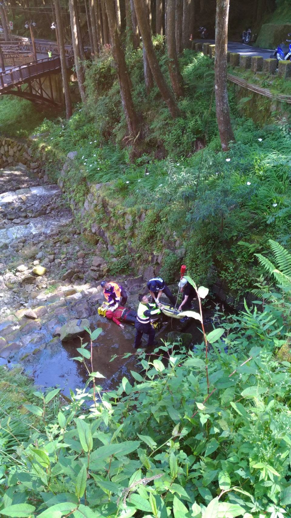 ▲阿里山森林遊樂區一男遊客摔落香林橋下身亡。（圖／嘉義縣消防局提供 , 2018.05.18)