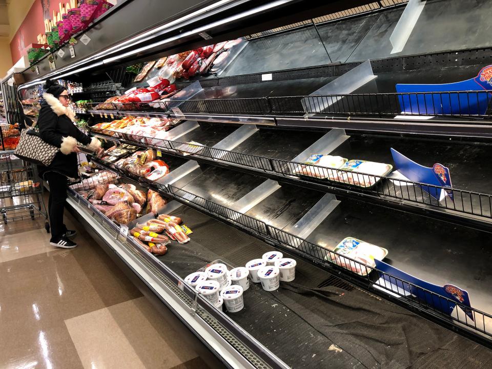 Los estantes de carne vacíos en un supermercado en Saugus, Massachusetts, el 13 de marzo de 2020. (Foto de JOSEPH PREZIOSO / AFP a través de Getty Images)