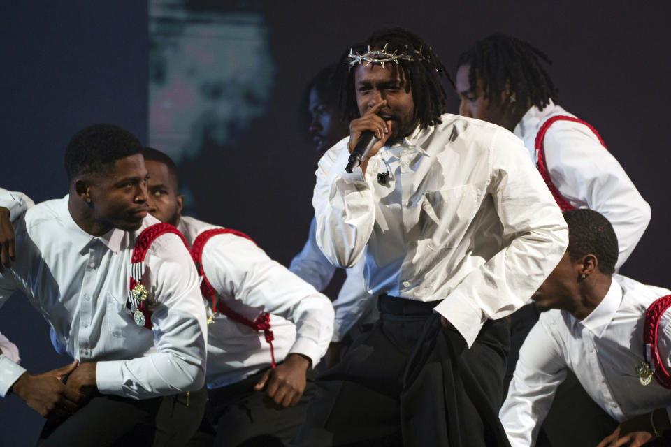 Kendrick Lamar durante su actuación en el festival de Glastonbury en Worthy Farm, Somerset, Inglaterra, el domingo 26 de junio de 2022. (Foto AP/Scott Garfitt)