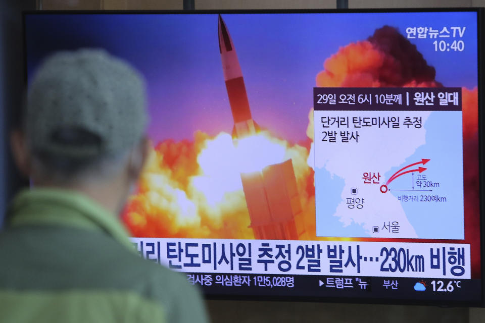 Un hombre mira a una pantalla que muestra imágenes de archivo de un lanzamiento de misiles en Corea del Norte, durante un noticiero, en la Estación de Tren de Seúl, en Corea del Sur, el domingo 29 de marzo de 2020. (AP Foto/Ahn Young-joon)