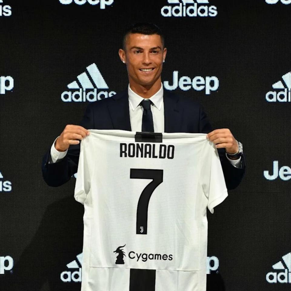 <p>Después de ganar tres Champions consecutivas con el Real Madrid y cuatro en cinco años, Cristiano Ronaldo sorprendió al expresar su deseo de abandonar el club blanco. Su destino fue la Juventus, que pagó 117 millones de euros (fichaje más caro de la historia del <em>calcio</em>) y le puso un sueldo de 31, convirtiéndolo en el mejor pagado de la Serie A. (Foto: Instagram / <a href="http://www.instagram.com/juventus/?hl=es" rel="nofollow noopener" target="_blank" data-ylk="slk:@juventus" class="link ">@juventus</a>).</p> 
