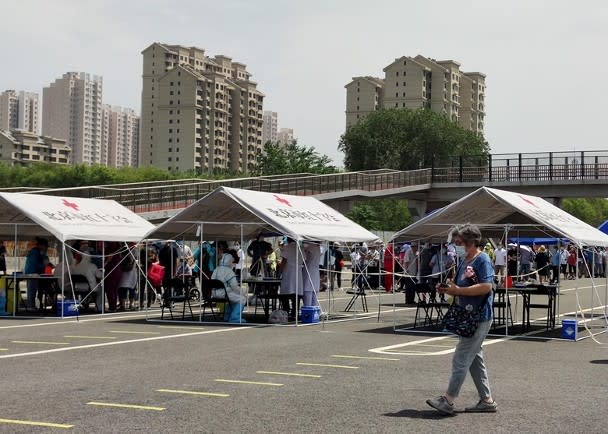 豐台區新村街道臨時改造成核酸檢測採樣點。（中新社圖片）