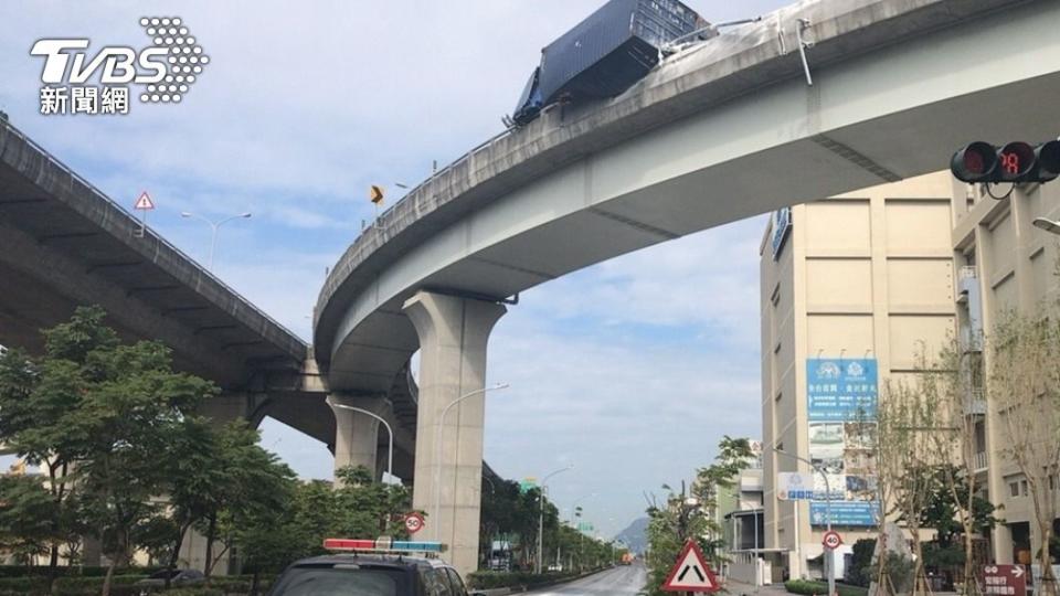 貨車車體懸空卡高架護欄外「搖搖欲墜」。（圖／TVBS）